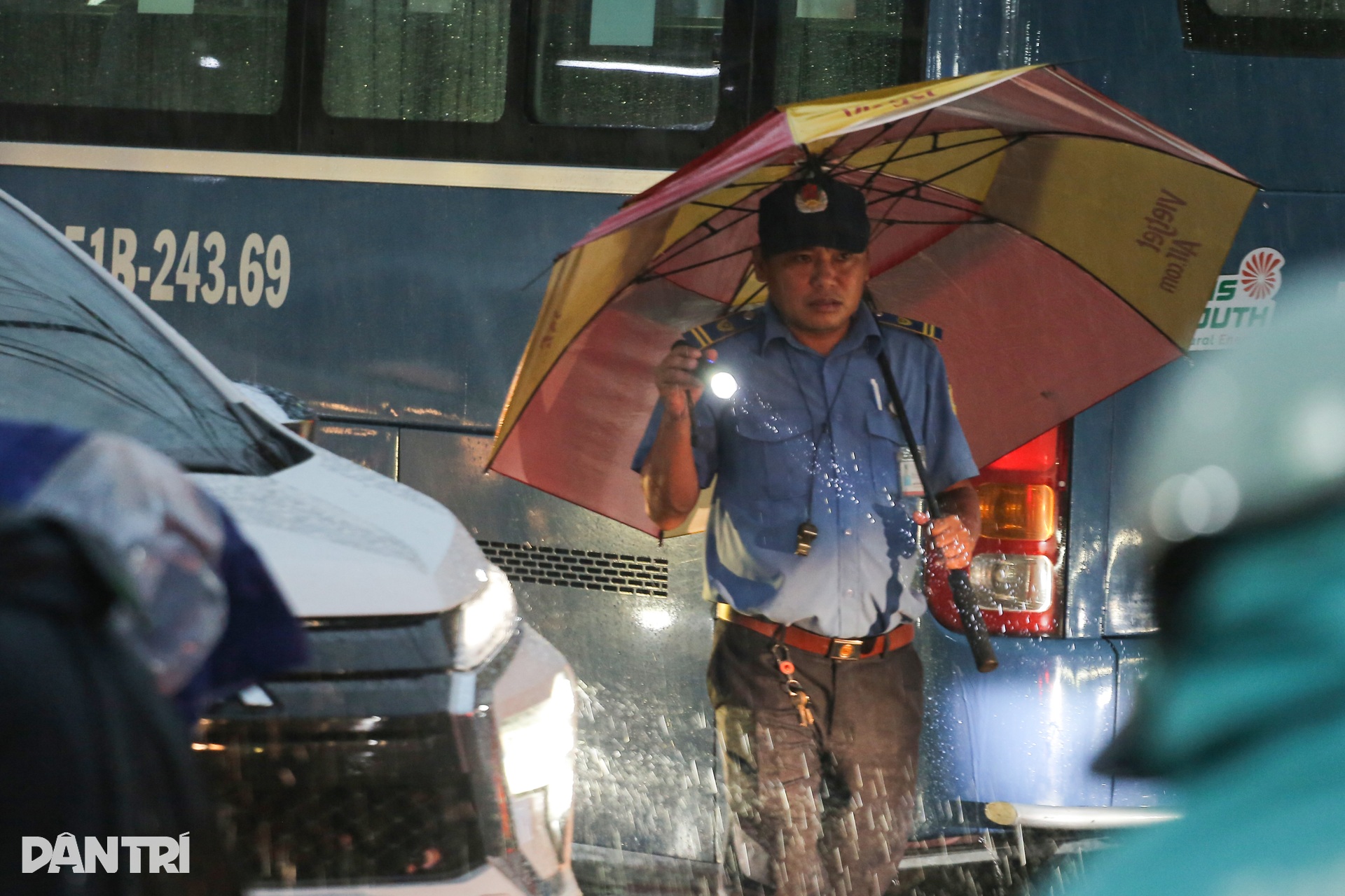Người dân TPHCM đội vali đi chơi lễ dưới mưa lớn - 7 Người dân TPHCM đội vali đi chơi lễ dưới mưa lớn - 7