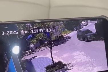 Nam sinh phóng xe đạp điện tốc độ cao, tông ngã người đi xe máy