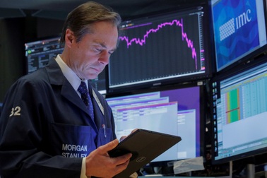 Chứng khoán Mỹ bị bán tháo dù GDP tăng vượt dự báo