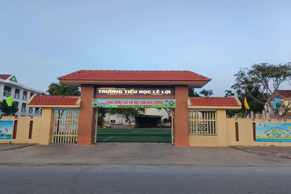 Bé gái lớp 4 nhanh trí vạch trần người phụ nữ nói mẹ nhờ đón - 1 Bé gái lớp 4 nhanh trí vạch trần người phụ nữ nói mẹ nhờ đón - 1