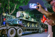 Xe, pháo quân sự tiếp tục cơ động về trung tâm thủ đô