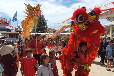 Hàng nghìn người dự lễ hội Nghinh Ông dịp nghỉ lễ Giỗ Tổ