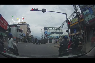 Vượt đèn đỏ, xe máy bị xe ben cán nát