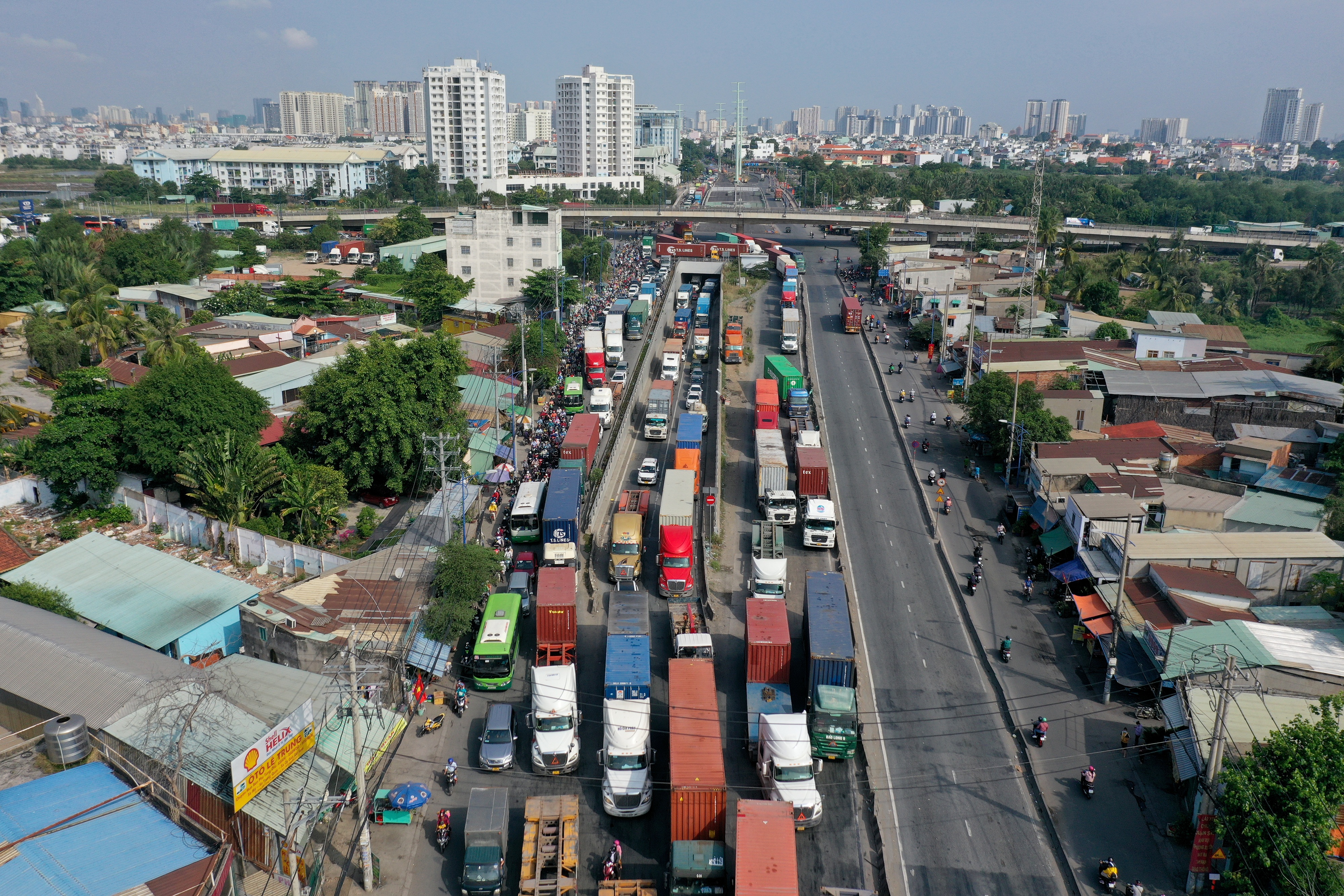 Kẹt xe kinh hoàng kéo dài hơn 2km tuyến đường phà Cát Lái - Nhơn Trạch - 1 Kẹt xe kinh hoàng kéo dài hơn 2km tuyến đường phà Cát Lái - Nhơn Trạch - 1