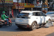 Đập vỡ kính ô tô giữa phố đông người ở Đắk Lắk để trộm tài sản