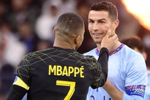 Hành động đáng yêu của Mbappe khi C.Ronaldo bị sưng mặt