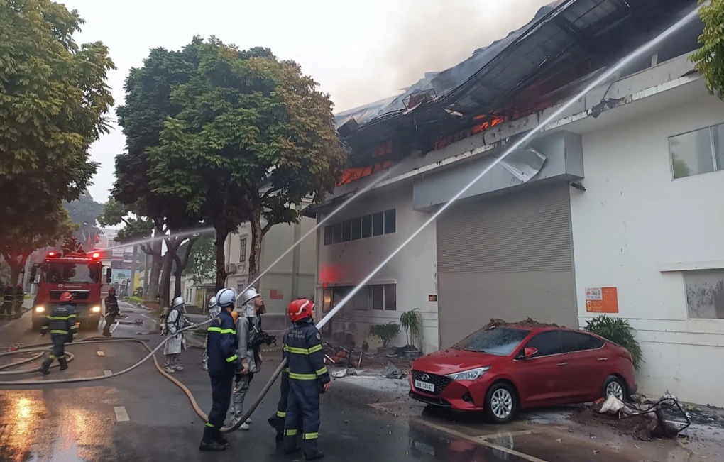 50 chiến sĩ dập đám cháy Nhà máy Bia Hà Nội - 2