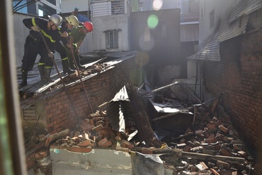 Cô gái châm lửa đốt nhà cháy rụi