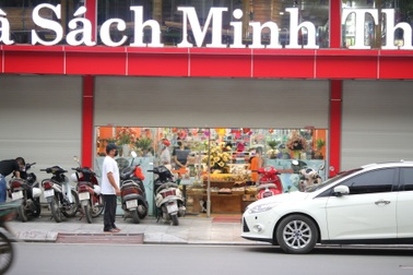 Nhiều siêu thị, nhà hàng rục rịch mở cửa khi chưa hết lệnh cách ly