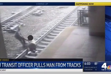 Cảnh sát cứu người ngay trước mũi tàu hỏa