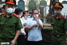 Hình ảnh bị cáo Tất Thành Cang rời tòa sau khi nhận bản án 10 năm tù