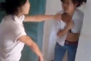 Phẫn nộ clip nghi của nữ sinh Phú Thọ bị đánh trong nhà vệ sinh