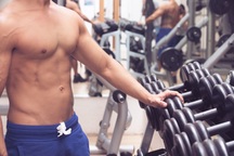 Một phút nông nổi kẹt "của quý" trong phòng gym, mất 3 giờ cưa đĩa tạ để giải cứu