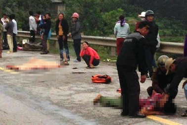 Bốn người thương vong dưới gầm xe tải