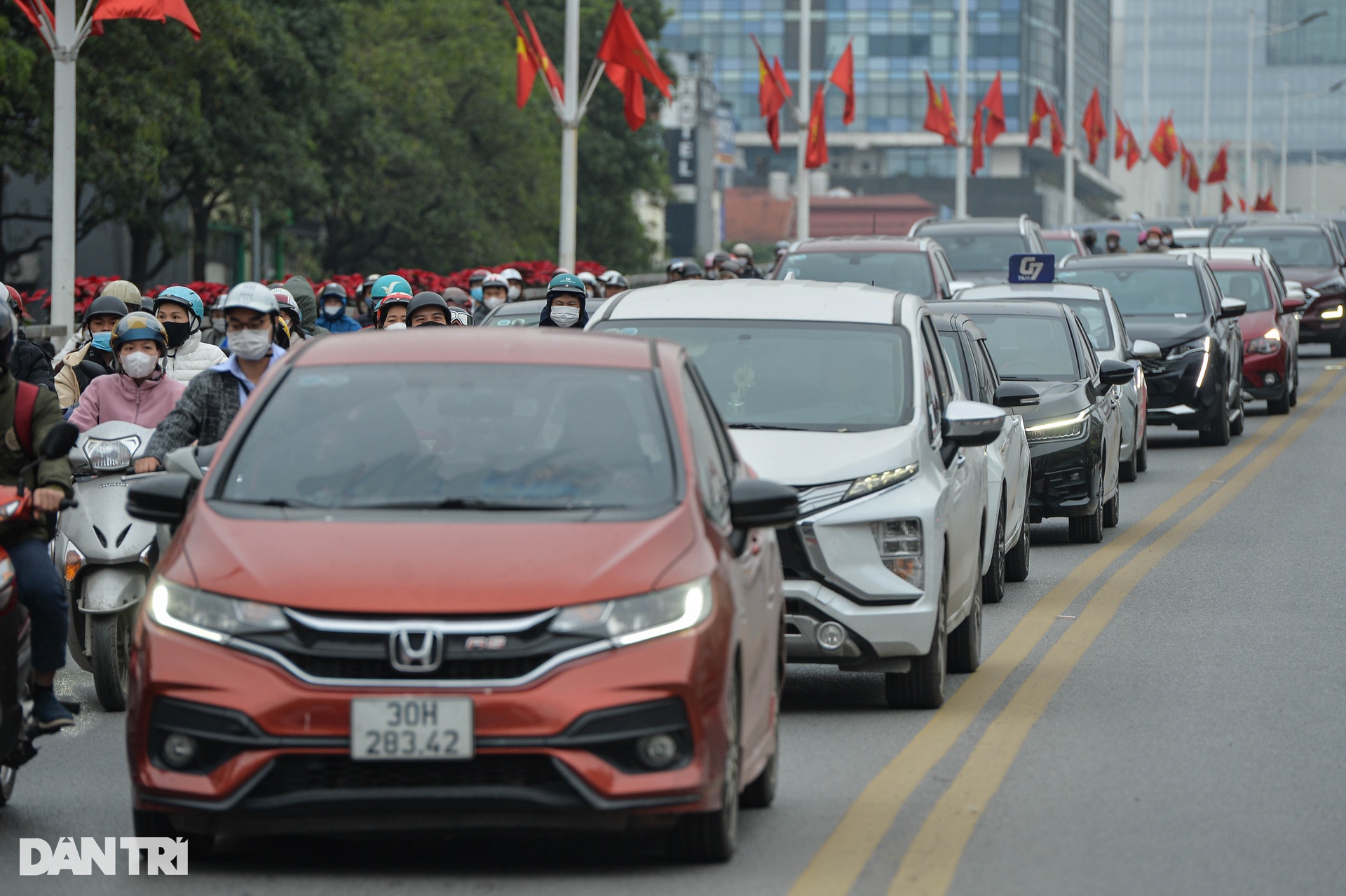 Ngày đi làm đầu năm, đường phố Hà Nội nơi thông thoáng, chỗ nhích từng mét - 6 Ngày đi làm đầu năm, đường phố Hà Nội nơi thông thoáng, chỗ nhích từng mét - 6