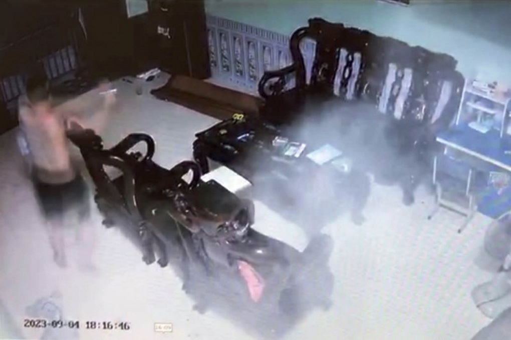 Ngăn chặn nam thanh niên tẩm xăng định đốt nhà người yêu - 1 Ngăn chặn nam thanh niên tẩm xăng định đốt nhà người yêu - 1