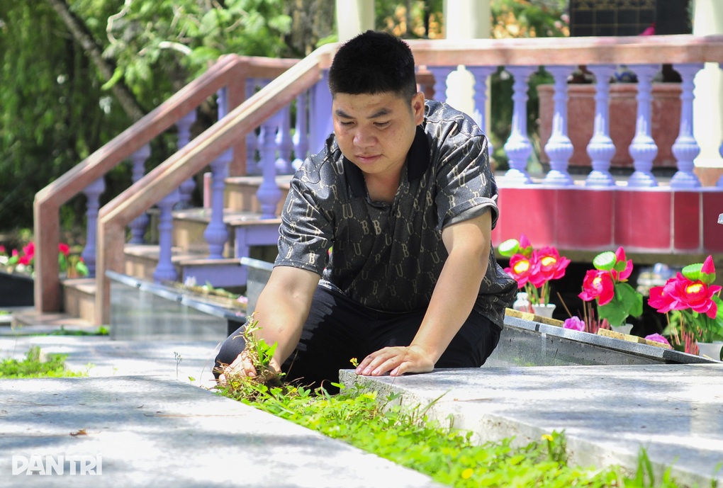 Người chăm giấc ngàn thu nơi ngàn mộ liệt sỹ khuyết danh - 3 Người chăm giấc ngàn thu nơi ngàn mộ liệt sỹ khuyết danh - 3