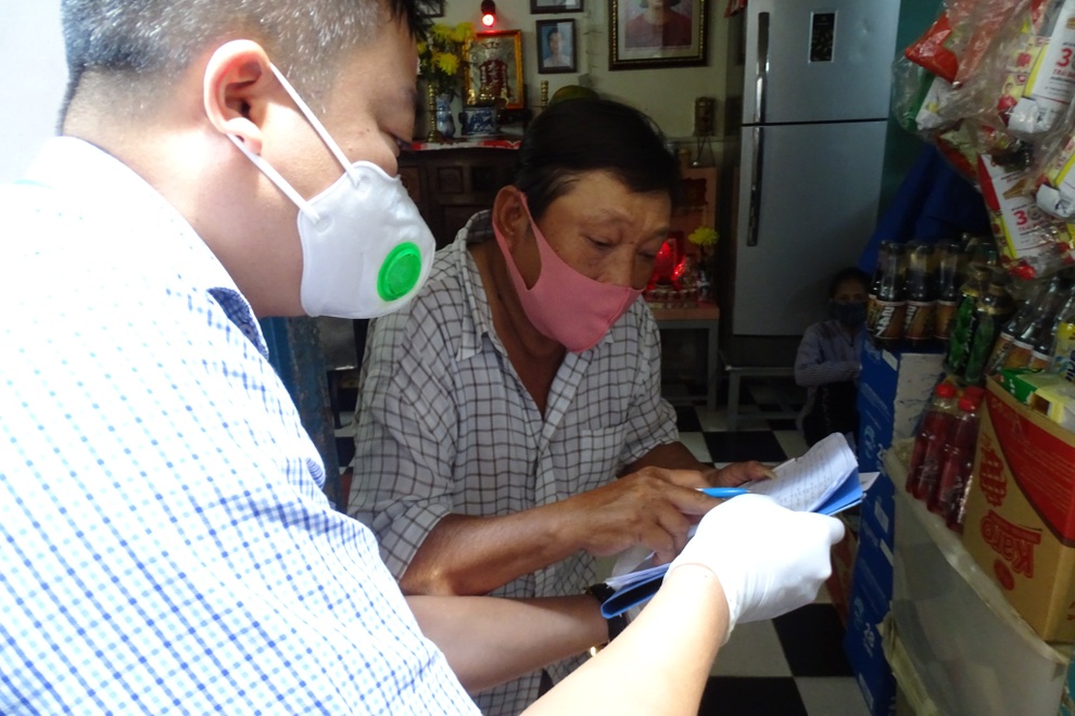 TPHCM: Cán bộ đến tận nhà trao tiền hỗ trợ cho người dân từ gói 886 tỷ đồng - 2 TPHCM: Cán bộ đến tận nhà trao tiền hỗ trợ cho người dân từ gói 886 tỷ đồng - 2