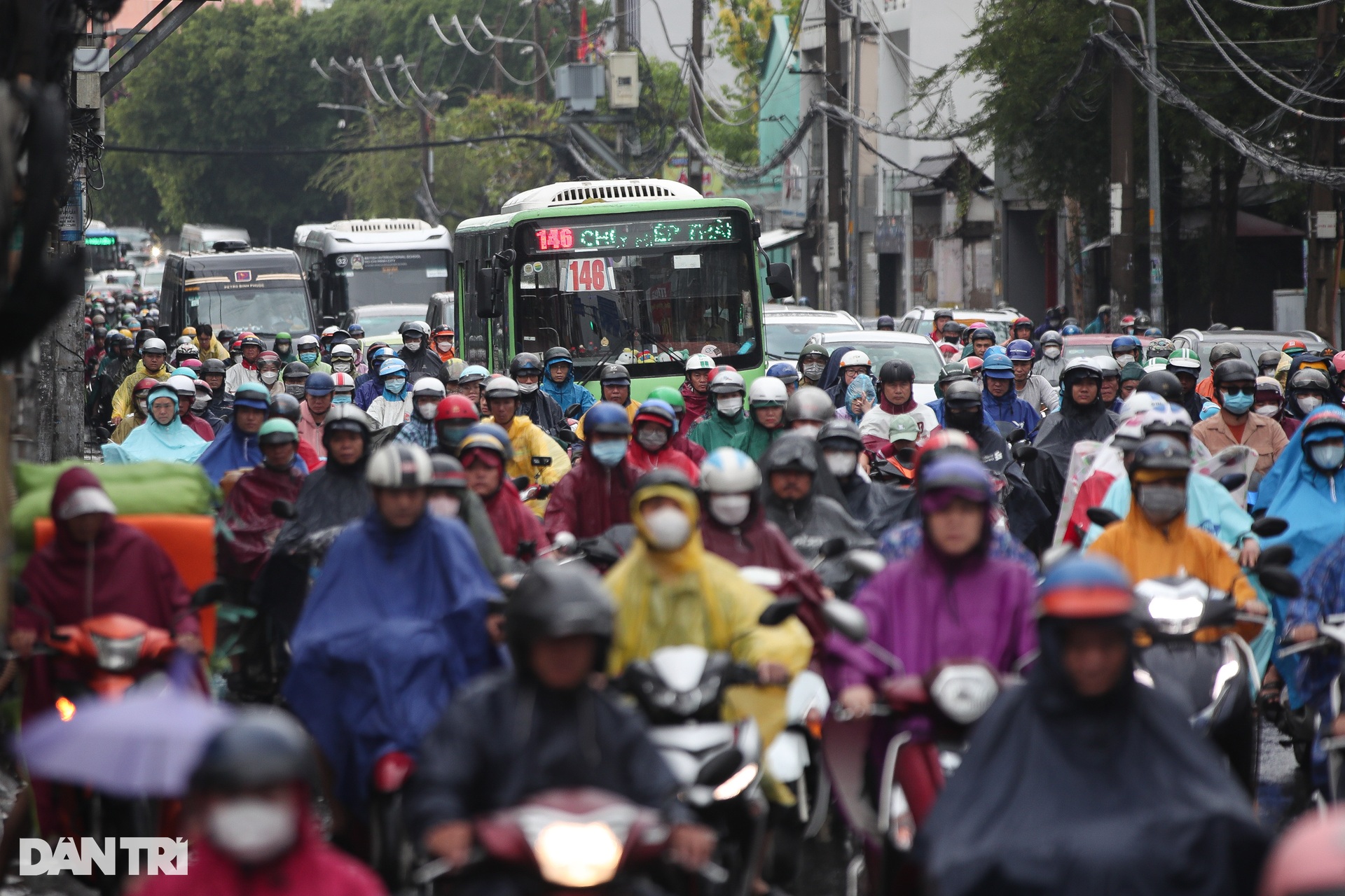Người dân TPHCM chật vật đi làm dưới mưa trong sáng đầu tuần - 1 Người dân TPHCM chật vật đi làm dưới mưa trong sáng đầu tuần - 1