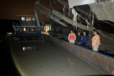 Hà Nội: Cảnh sát mật phục bắt giữ "cát tặc" trong đêm