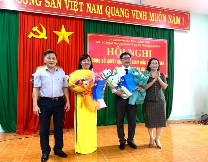 Bà Nguyễn Thị Ánh Lan và ông Trần Hoài Thu trao quyết định và tặng hoa cho 2 đồng chí vừa được bổ nhiệm. 