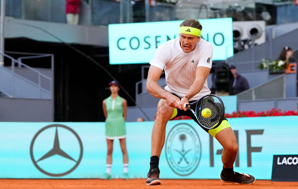 Zverev bị loại bởi khắc tinh Cerundolo, Medvedev vào tứ kết Madrid Open - 2 Zverev bị loại bởi khắc tinh Cerundolo, Medvedev vào tứ kết Madrid Open - 2
