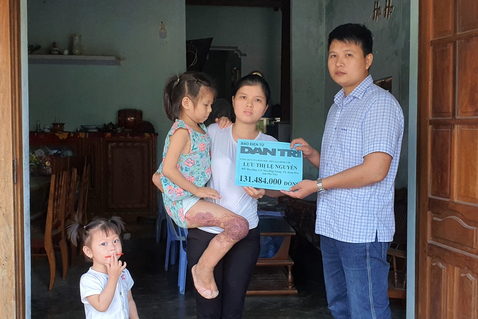 Bạn đọc Dân trí giúp đỡ bé gái hơn 130 triệu đồng tìm sự sống mong manh - 1 Bạn đọc Dân trí giúp đỡ bé gái hơn 130 triệu đồng tìm sự sống mong manh - 1