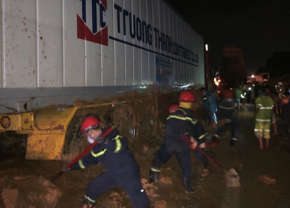 Điểm danh các tuyến đường sạt lở, ngập lụt tại miền Trung - 2 Điểm danh các tuyến đường sạt lở, ngập lụt tại miền Trung - 2