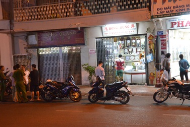 Người đàn ông truy đuổi một phụ nữ, đâm người can ngăn rồi tự đâm mình