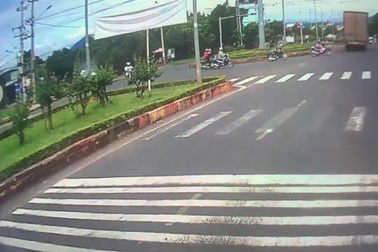 Tài xế xe tải vượt đèn đỏ, phóng như "bay" qua ngã tư đông đúc