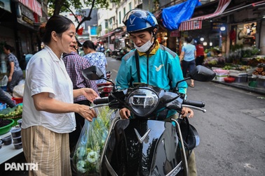 Chợ Tết Đoan Ngọ thưa người, shipper giao đồ cúng "bở hơi tai"