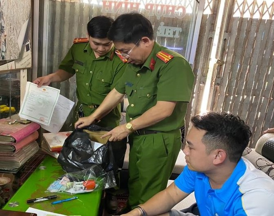 Kiểm tra tiệm áo cưới, bất ngờ phát hiện điểm làm giấy tờ giả - 1 Kiểm tra tiệm áo cưới, bất ngờ phát hiện điểm làm giấy tờ giả - 1