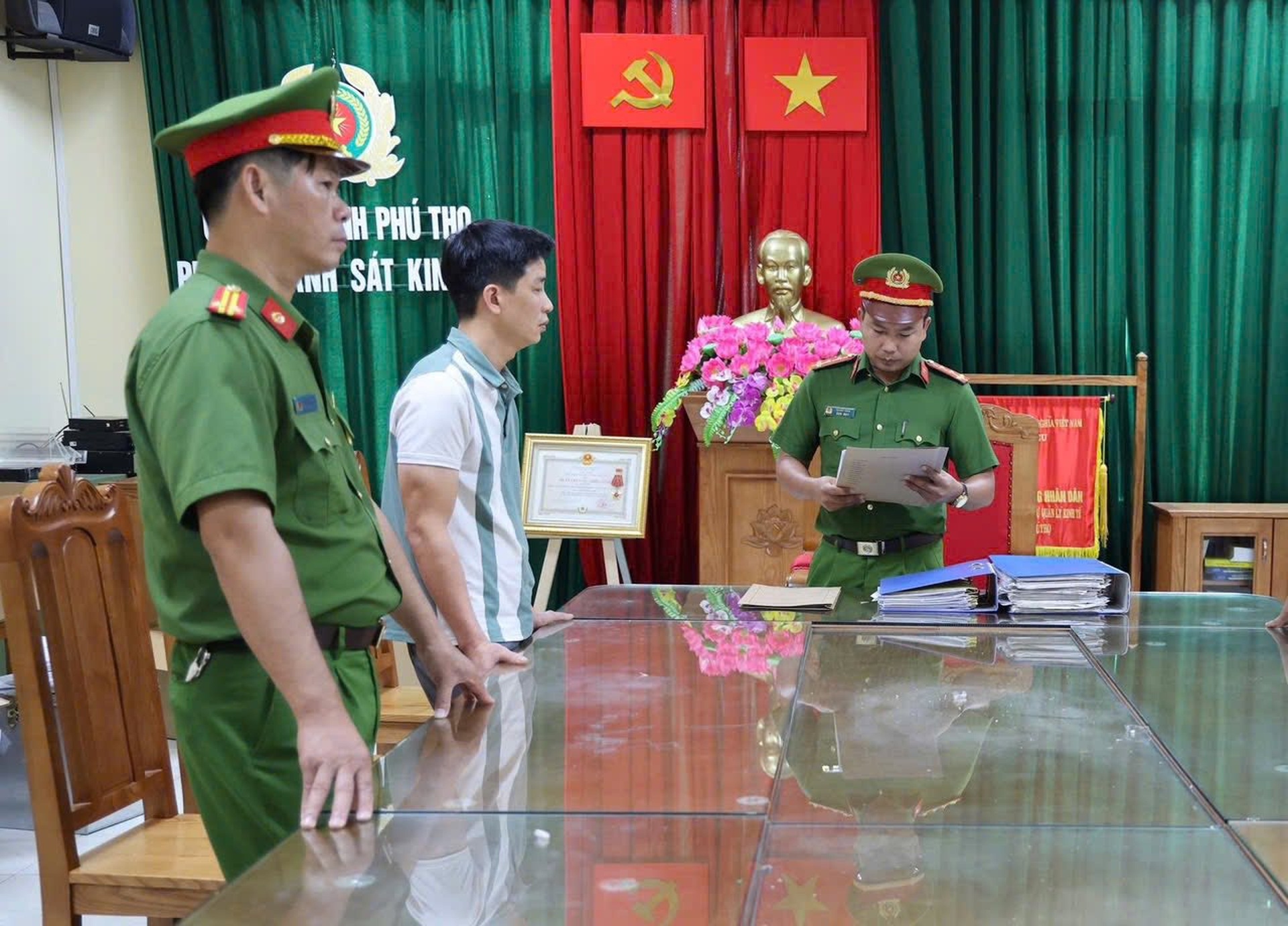 Đột kích nơi sản xuất hàng triệu bình chữa cháy giả theo kiểu tự nghĩ ra - 11 Đột kích nơi sản xuất hàng triệu bình chữa cháy giả theo kiểu tự nghĩ ra - 11