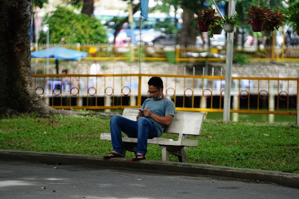 Người dân đồng loạt đeo khẩu trang trong ngày đầu xử phạt - 8