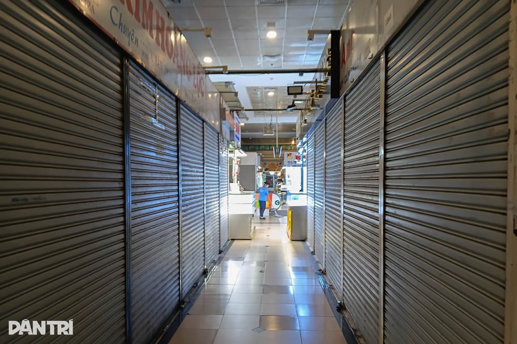 Η αγορά είναι ακόμα ανοιχτή, οι πωλητές εξακολουθούν να κάθονται, μόνο οι τακτικοί πελάτες δεν επιστρέφουν πλέον - 5 Chợ vẫn mở, người bán vẫn ngồi, chỉ khách quen không còn trở lại - 5