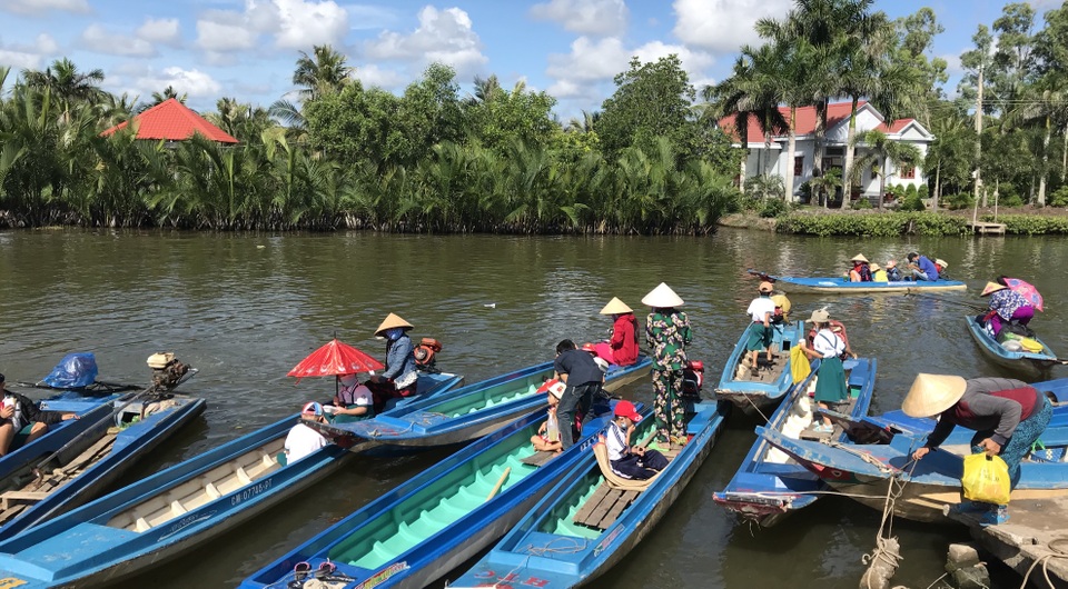 Đặc trưng miền sông nước: Nhiều học sinh Cà Mau đi vỏ lãi dự khai giảng - 2 Đặc trưng miền sông nước: Nhiều học sinh Cà Mau đi vỏ lãi dự khai giảng - 2