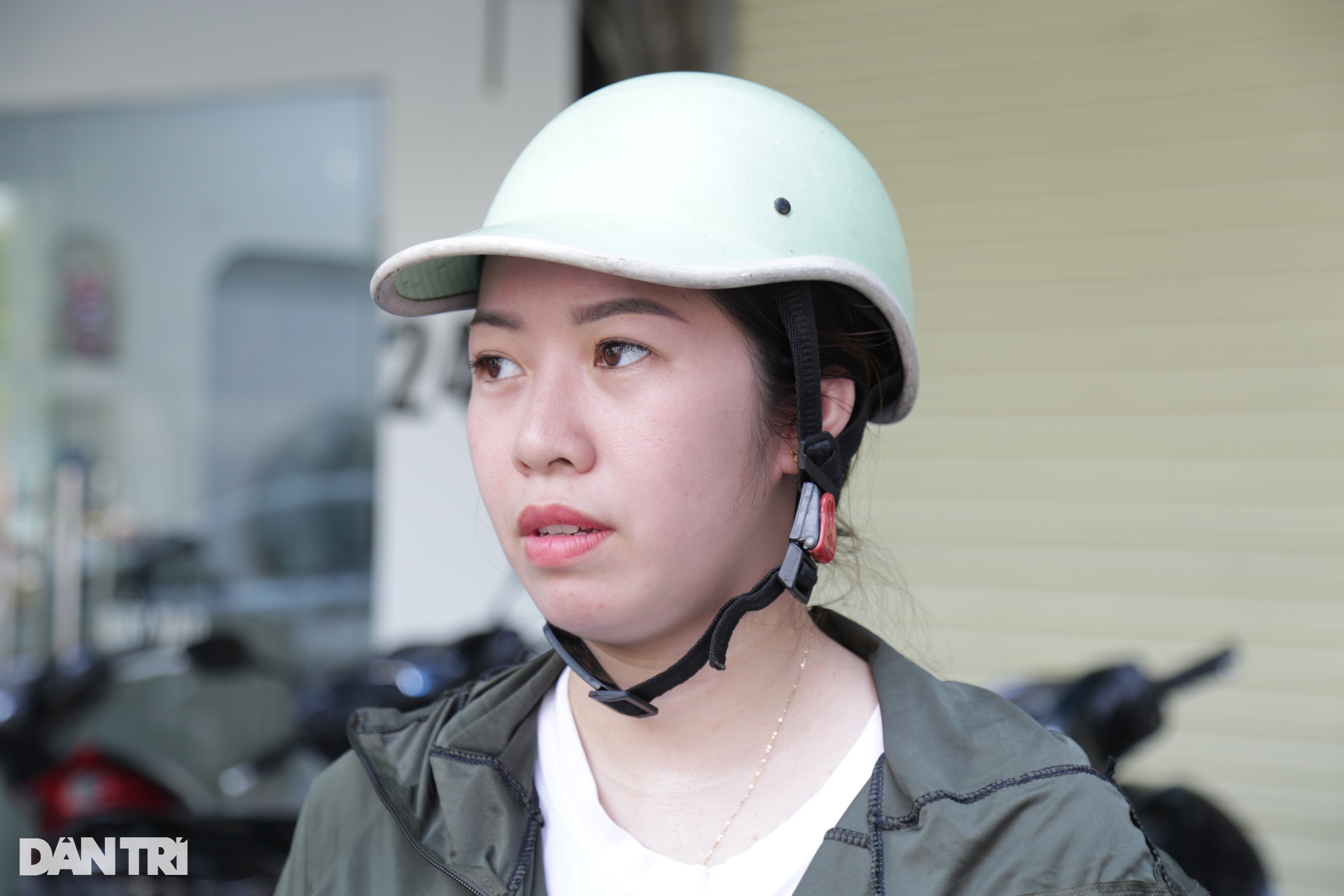 Hiện trường vụ nữ tài xế lái ô tô tông liên hoàn 10 xe máy trên phố Hà Nội - 6 Hiện trường vụ nữ tài xế lái ô tô tông liên hoàn 10 xe máy trên phố Hà Nội - 6