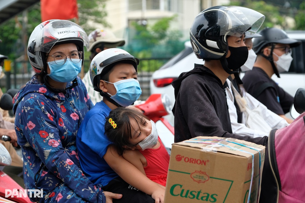 Trẻ em ngủ gục trên xe máy theo cha mẹ trở lại Hà Nội sau kỳ nghỉ lễ - 8 Trẻ em ngủ gục trên xe máy theo cha mẹ trở lại Hà Nội sau kỳ nghỉ lễ - 8