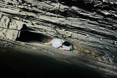 Giải cứu người phụ nữ mắc kẹt giữa khe hở hai căn nhà ở TPHCM