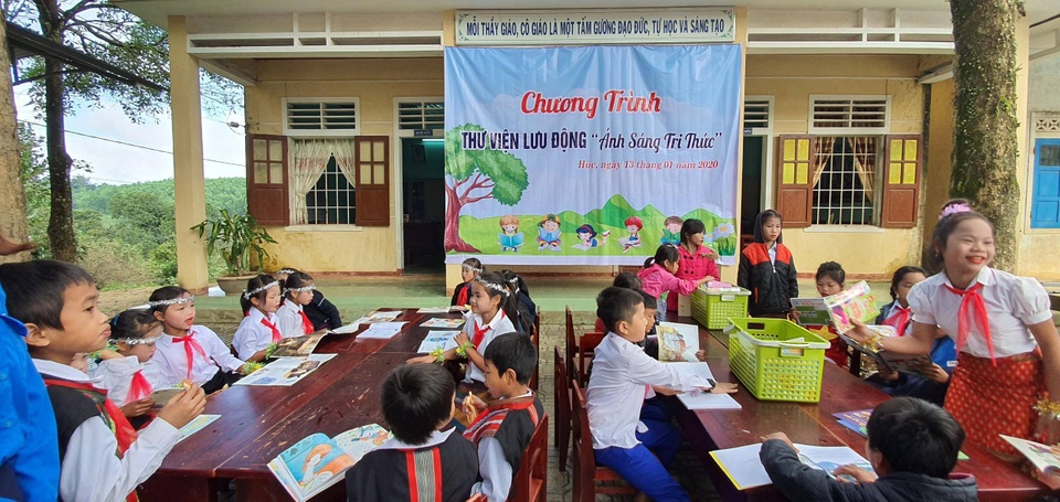Trao hàng trăm phần quà “Ước mơ Xuân” đến với người dân, học sinh miền núi - 3 Trao hàng trăm phần quà “Ước mơ Xuân” đến với người dân, học sinh miền núi - 3