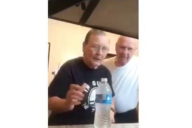 Trò đùa hài hước của cụ bà với cụ ông, thể hiện tình yêu đẹp của hai người