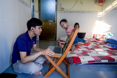 Một ngày "đứng lớp" online trong mùa dịch của vợ chồng giáo viên ở Sài Gòn