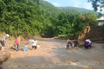 Giáo viên lội suối, băng rừng vào điểm trường dọn dẹp sau lũ