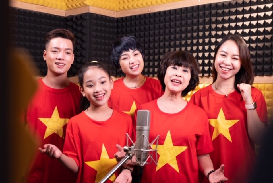 Bùi Tiến Dũng, Ngọc Khuê cùng gần 20 nghệ sĩ tiếp sức cho vùng “tâm dịch” - 1 Bùi Tiến Dũng, Ngọc Khuê cùng gần 20 nghệ sĩ tiếp sức cho vùng “tâm dịch” - 1