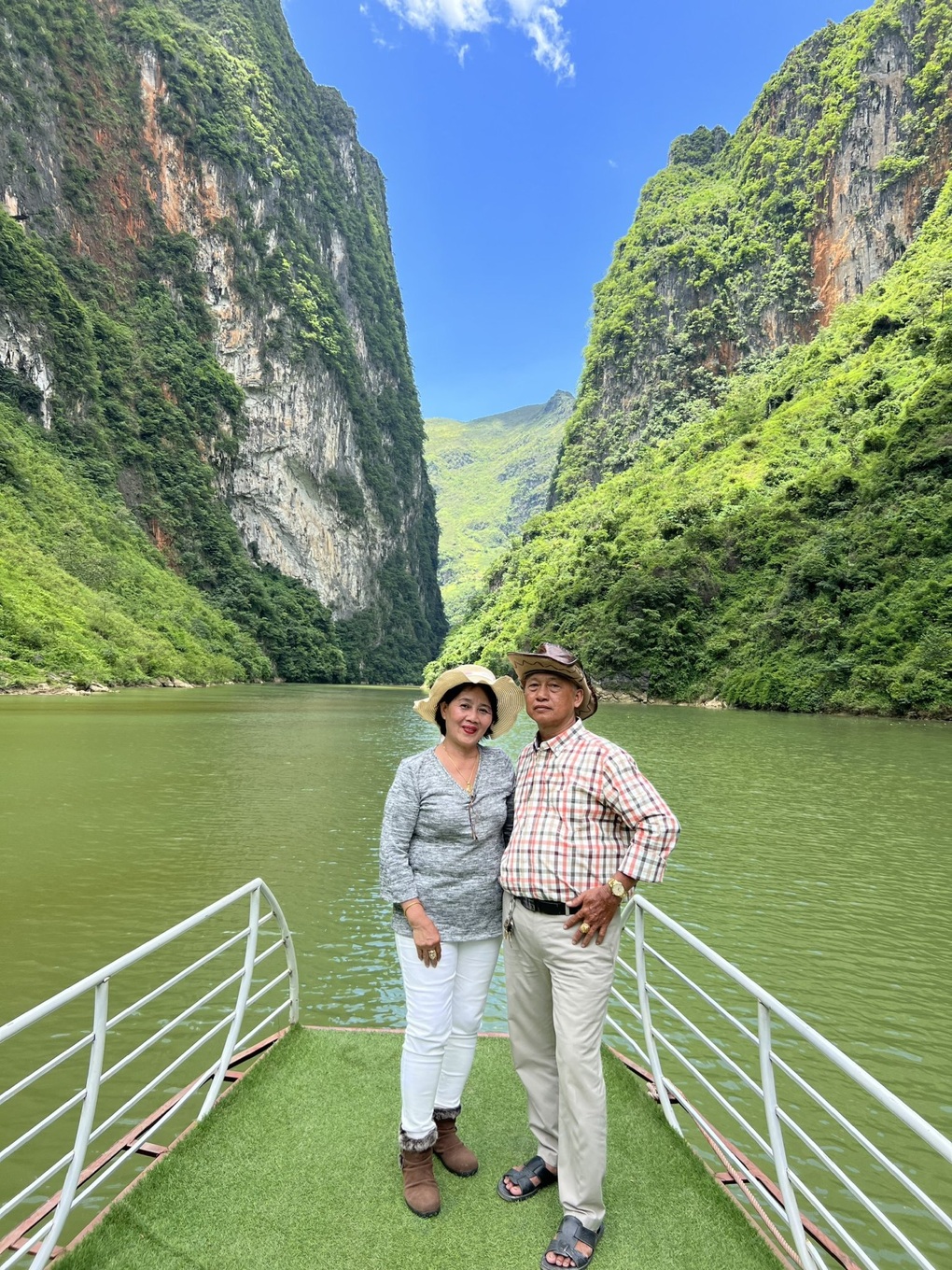 Vợ chồng bán cơm tấm Sài Gòn chi 100 triệu đồng xuyên Việt cùng con cháu - 5 Vợ chồng bán cơm tấm Sài Gòn chi 100 triệu đồng xuyên Việt cùng con cháu - 5