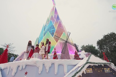 Giáng sinh tuyết trắng cùng búp măng Noel cao nhất Việt Nam tại Ecopark