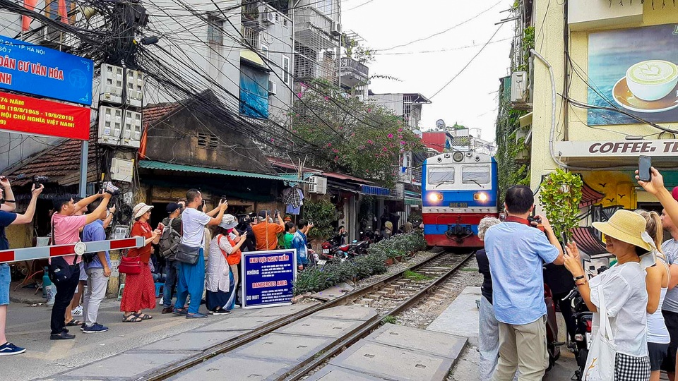 Xóm cà phê đường tàu mới vừa mở cửa đã bị khai tử - 3 Xóm cà phê đường tàu mới vừa mở cửa đã bị khai tử - 3