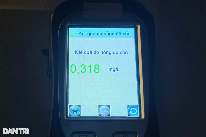 Tài xế bỏ chạy né chốt đo độ cồn, phân trần anh uống chưa hết 2 cốc bia - 6 Tài xế bỏ chạy né chốt đo độ cồn, phân trần anh uống chưa hết 2 cốc bia - 6