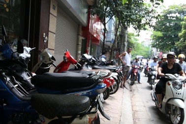 Kiếm tiền triệu mỗi ngày nhờ "ăn theo" tiệm bánh trung thu gia truyền