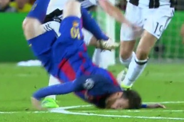 Messi ngã dập mặt và rách má trong ngày buồn của Barca
